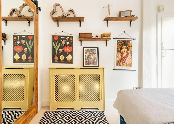 Holyrood Park: Lush & Arty 2 Double Bed Flat