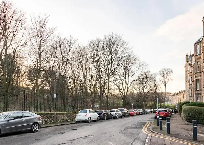 Holyrood Park: Lush & Arty 2 Double Bed Flat