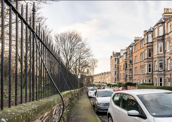 Holyrood Park: Lush & Arty 2 Double Bed Flat